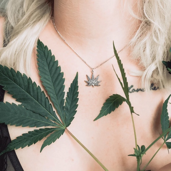 NWOT Blunted Objects Large One Hit Wonder Silver cannabis leaf pendant Necklace - Picture 2 of 5